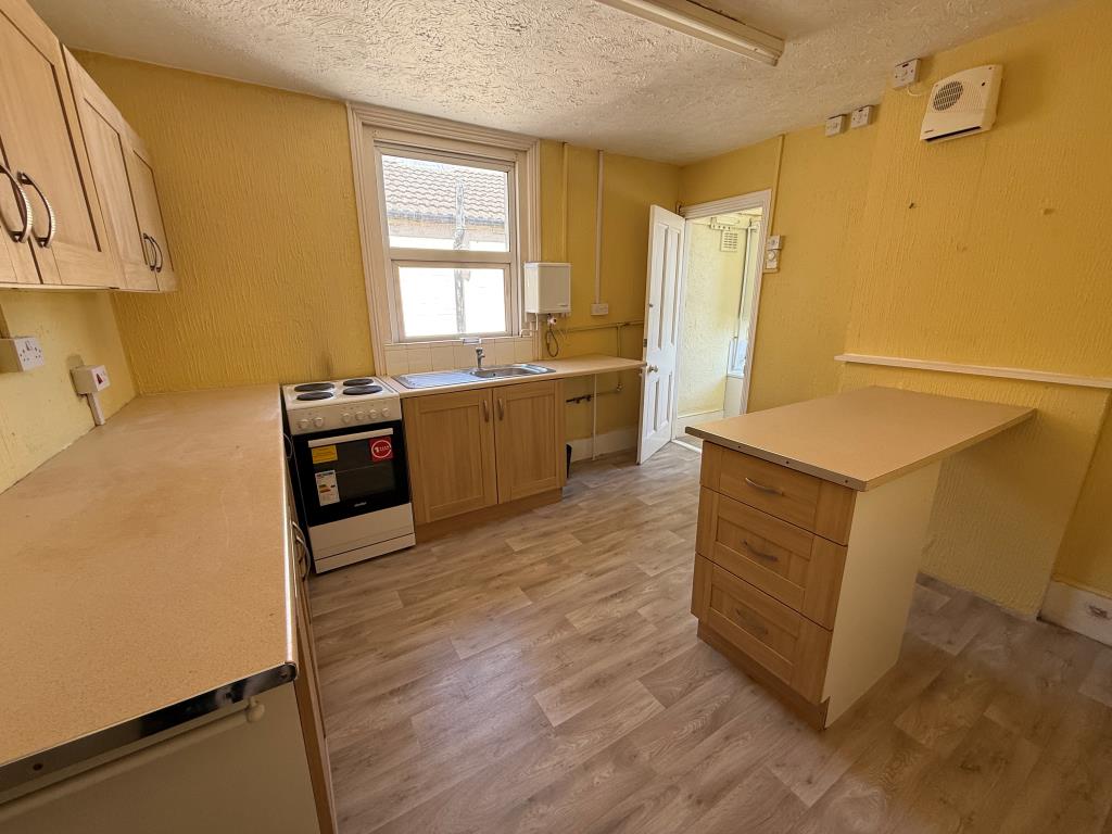 Lot: 34 - PAIR OF VACANT FLATS - Flat 2 kitchen